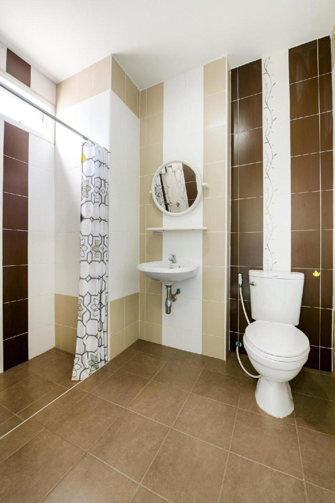 Oyo 350 Mae Saeng Place 2* Si Racha