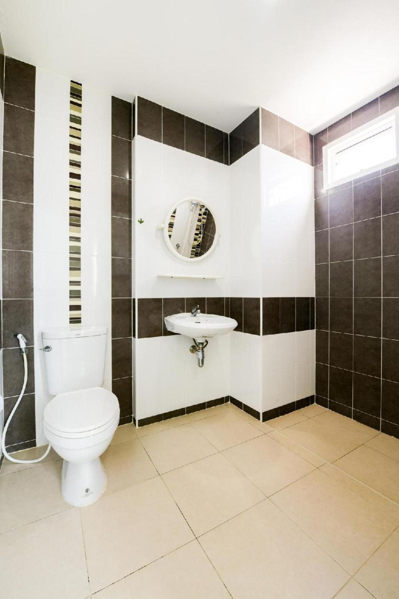 Hotel Oyo 350 Mae Saeng Place Si Racha